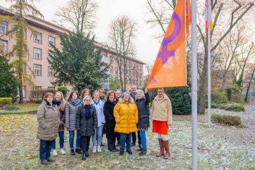 Klinikum Karlsruhe zeigt Flagge für Frauenrechte