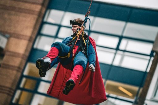 Nikolaus, Elfen und Superhelden: Die kostümierten Höhenretter der Feuerwehr kamen von den Dächern des „Eli“
