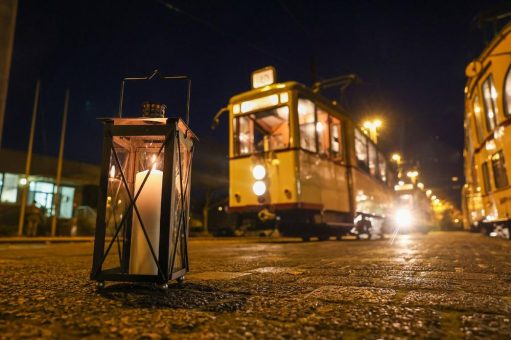 Von Bethlehem nach Hannover: ÜSTRA Oldtimer verteilen Friedenslicht