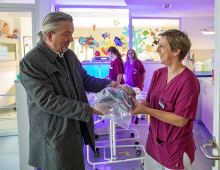 Stadtverordnetenvorsteher Jens Grode spendet zum elften Mal Babysöckchen und Mützen für die Neugeborenen