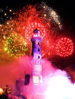 Warnemünder Turmleuchten 2024: Alles zu Motto, Show und Sicherheit