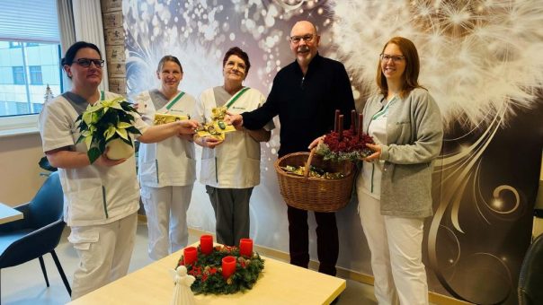 Parfümerie-Gutscheine als Anerkennung für die Mitarbeiter:innen der Onkologie-Station