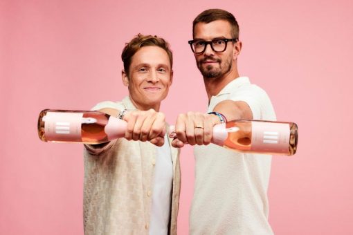 Von der Community gewünscht und voilà: Joko Winterscheidt und Matthias Schweighöfer präsentieren den neuen III FREUNDE Pinot Noir Rosé Sekt.