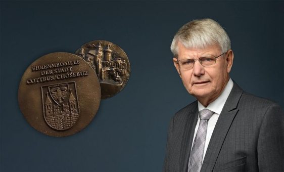 Ehrenmedaille für Dr. Bernd Wegner