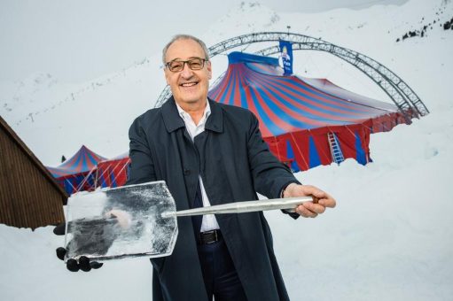 Guy Parmelin mit der Arosa Humorschaufel ausgezeichnet