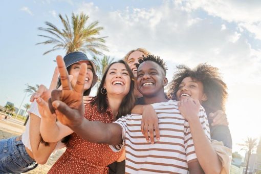 Reisen in der Ära von Instagram & TikTok: Neue HolidayCheck Studie zeigt, Gen Z lässt sich lieber von Familie und FreundInnen inspirieren