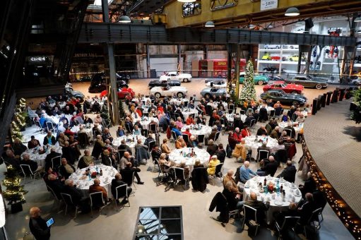 Das fasziniert: Seniorenclub auf Erlebnistour in der Welt des Automobils