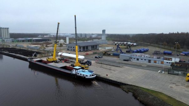 Jahresendspurt beim Schwergutumschlag am c-Port Küstenkanal