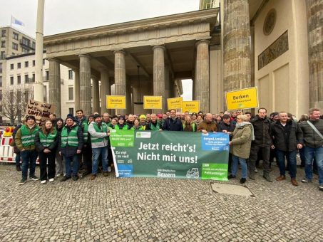 Kundgebung vor dem Brandenburger Tor: Rund 400 Landwirtinnen und Landwirte aus Westfalen-Lippe zeigen in Berlin Flagge für Agrardiesel und Kfz-Steuerbefreiung