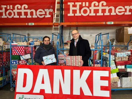 Möbel Höffner überreicht rund 5000 Weihnachtspäckchen an die Stiftung Kinderzukunft