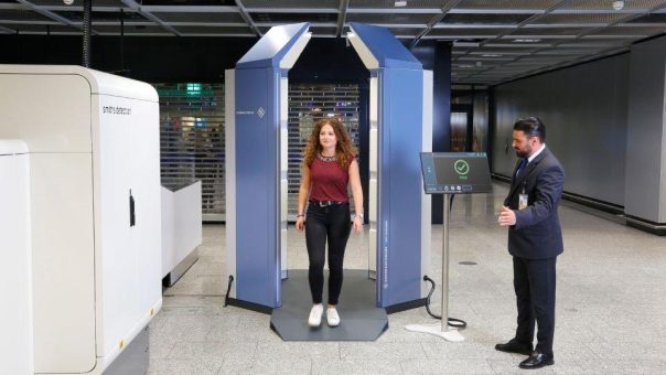 Rohde & Schwarz und Fraport evaluieren weltweit ersten Walk-Through-Scanner für Passagiere