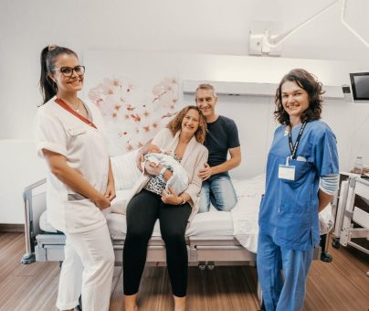 Städtische Kliniken Mönchengladbach heißen Neujahrsbaby Viktoria Marie willkommen