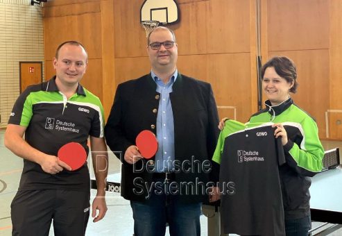 DS Deutsche Systemhaus GmbH unterstützt die Tischtennisabteilung des 1. FC Schwarzenfeld mit neuen Trikots