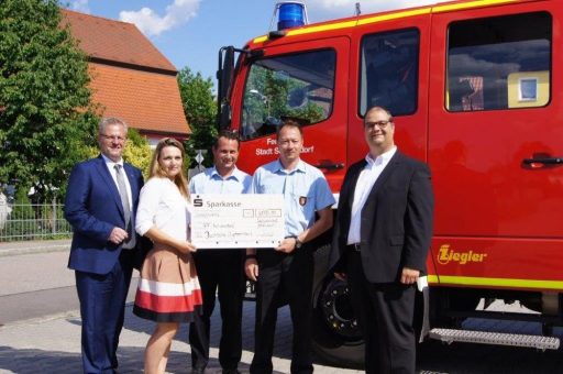 DS Deutsche Systemhaus GmbH übergibt Spende von 6000 Euro an die Freiwillige Feuerwehr