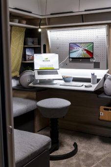 Caravan mit integriertem Remote-Office: Fendt-Caravan und Büromöbelhersteller Aeris präsentieren Hybrides Arbeiten 2.0