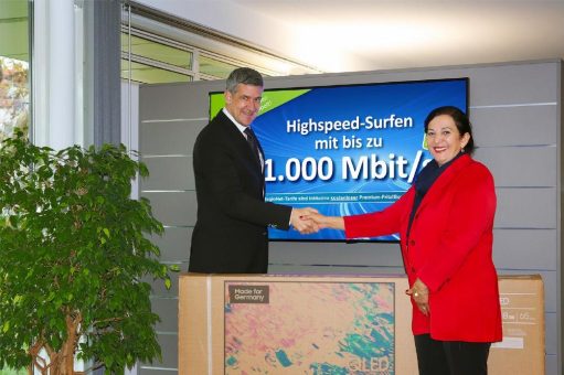 Stadtwerke Schweinfurt übergeben ersten Preis an die glückliche Gewinnerin des RegioNet-Gewinnspiels