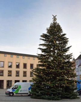 Schweinfurter Weihnachtsbaum lässt den Marktplatz erstrahlen
