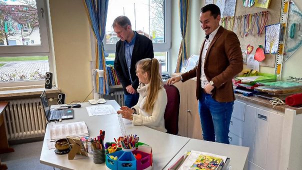 NETZSCH Pumpen & Systeme spendet Mobilar an lokale Schule