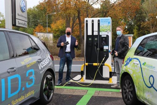 Stadtwerke Schweinfurt und Autohaus Vossiek nehmen Schnellladestation in Betrieb