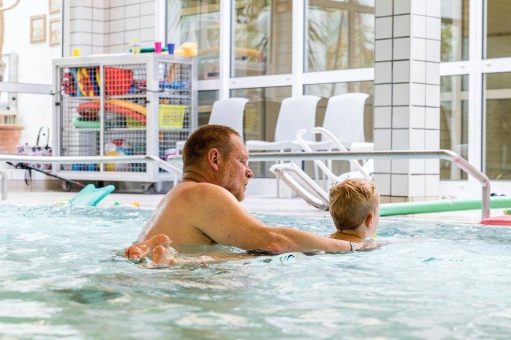 Familienwochenende für herzkranke Kinder mit Schwimmunterricht