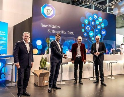 Neue Partnerschaft: MOTORWORLD München und TÜV SÜD