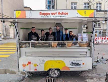 Warme Suppe für alle – das Team der Wilma sorgt für lächelnde Gesichter und volle Bäuche vor der BaMi