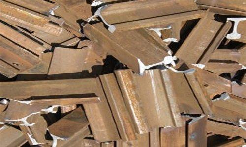 Die Mitarbeiter der Schrottabholung in Krefeld sortieren den Metallschrot nach der Abholung auf ihrem Firmengelände