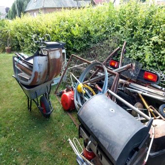 Transport zum Recyclingwerk durch Schrottgruppe in Duisburg