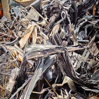 Ein Schrottsammler in Oberhausen verkauft Schrott an Recyclingbetriebe
