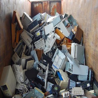 Schrottabholung Düren: Auch die Möglichkeit, Altgeräte und anderen Elektroschrott sowie Mischschrott bequem in bar zu entsorgen.