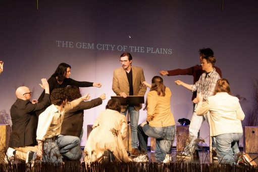 Theaterschüler/-innen der International School of Düsseldorf setzen sich in ihrer Inszenierung von „The Laramie Project“ mit Hassverbrechen auseinander