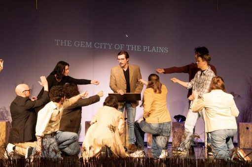 Theaterschüler/-innen der International School of Düsseldorf setzen sich in ihrer Inszenierung von „The Laramie Project“ mit Hassverbrechen auseinander