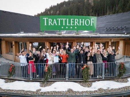 Hotel GUT Trattlerhof & Chalets**** gewinnt HolidayCheck Award 2024