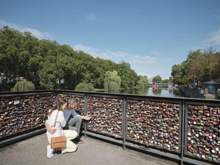 Eine Rose vom Valentin gibt es nur am Liebespunkt