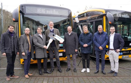 Hälfte der Flotte elektrisch: HEAG mobilo stellt neun neue Elektrobusse von MAN vor