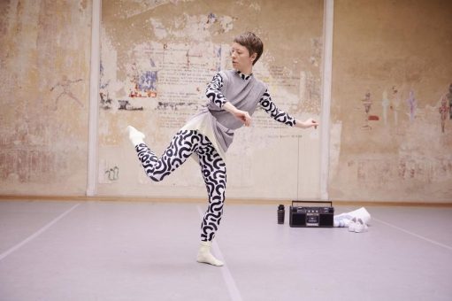 22.03.: Schwanensee in Sneakers (12+) von Anna Till & Nora Otte / explore Dance – Tanz für Junges Publikum