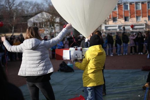 Forschungsmission Stratosphärenballon: Schülerinnen machen Physik am Rande zum Weltall
