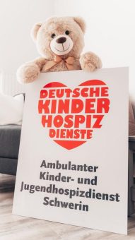 Guter Start für Martina Sterth mit einer Spende des LKA Mecklenburg-Vorpommern und der Jugendfeuerwehr Brüsewitz für lebensverkürzend erkrankte Kinder in der Region