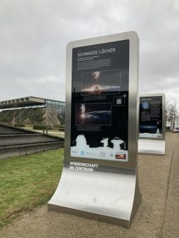 Sterne im Volkspark: Outdoor-Ausstellung „Beam me up, Potsdam – Einmal Milchstraße und zurück!“ nun im Bornstedter Feld zu erleben