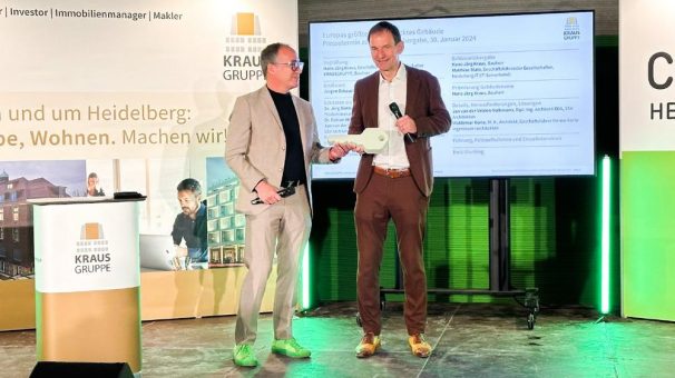Spektakuläre Schlüsselübergabe: Rechenzentrumsbetreiber Heidelberg iT erhält Schlüssel für Europas größtes 3D-gedrucktes Gebäude „Wavehouse“