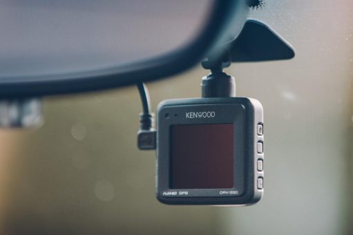 Kenwood präsentiert neue HD- und WQHD-Dashcams mit integriertem GPS, G-Sensor und TFT-Display zur Aufzeichnung hoch auflösender Videos während der Autofahrt