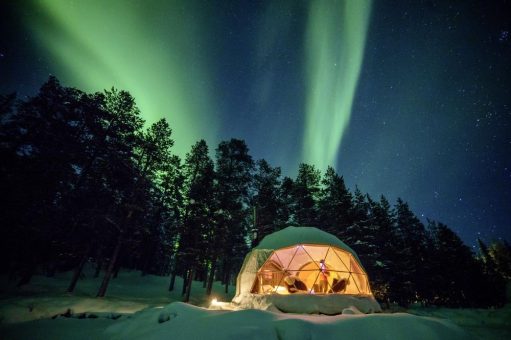 Spektakuläre Unterkünfte: Funkelnde Polarlichter vom Bett aus genießen