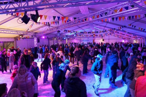 Positive Halbzeitbilanz beim Stadtwerke Eisfestival am Ostseekai in Kiel