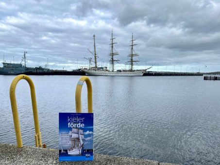 Das neue Urlaubsmagazin Kieler Förde 2023 verbindet Stadt, Strand und Segeln mit ganz viel Kiel-Gefühl