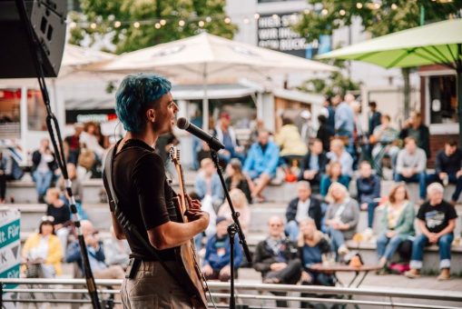 Mit der Gitarre auf die schwimmende Bühne?