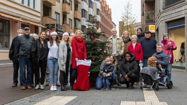 Vorweihnachtliches Schmücken in der Schloßstraße