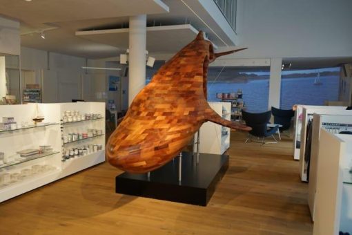 Ausstellungsobjekt „Blue Whale“ des Künstlers Marcus Meyer ab sofort im Welcome Center Kieler Förde: Berühren ausdrücklich erlaubt