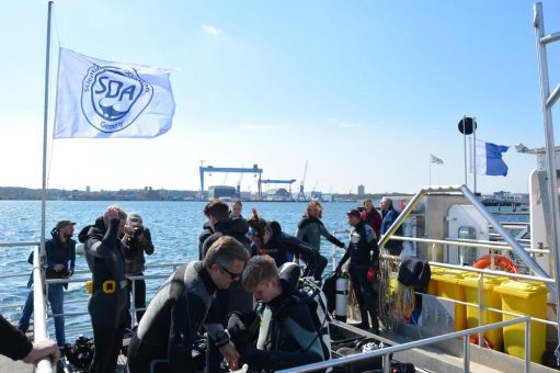 Müllsammelschiff „SeeKuh“ reinigt den Meeresgrund vor dem Camp 24/7