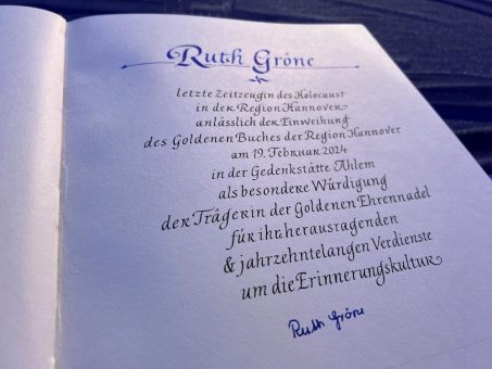 Ruth Gröne trägt sich ins Goldene Buch der Region Hannover ein