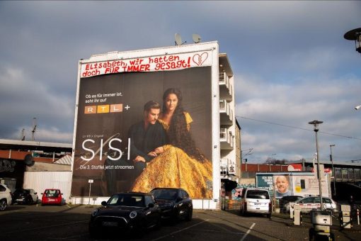 „Findet Elisabeth“: Riesiges Liebesbanner in Köln lässt das Internet nach Elisabeth suchen – und schließlich auf RTL+ finden